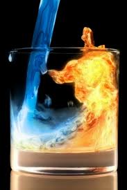 Bicchiere con acqua e fuoco dentro