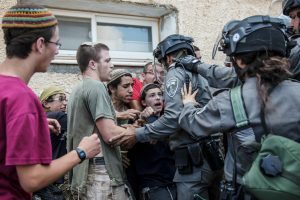 Soldati Israeliani sgomberano ebrei residenti nella Striscia di Gaza