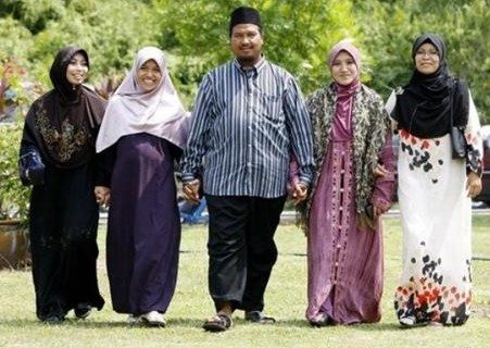 Musulmano a passeggio con le sue 4 mogli