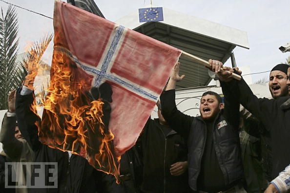Bandiera norvegese bruciata da musulmani in Norvegia