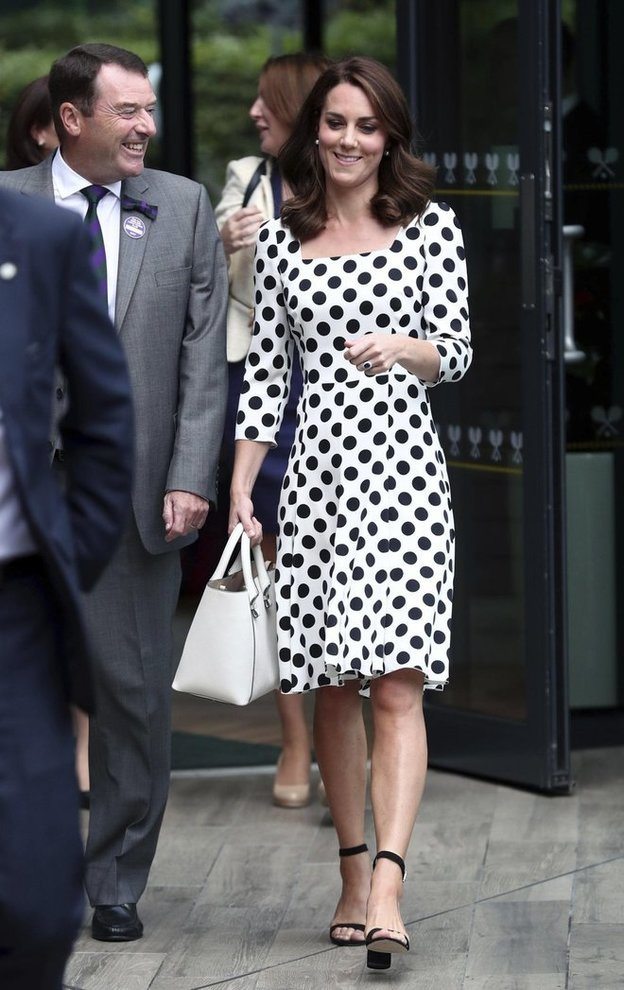 Kate madrina di Wimbledon abito a poi e sandali con tacco alto_03182851