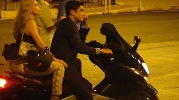 Riccardo Scamarcio in scooter di notte con una bionda misteriosa: ecco chi è