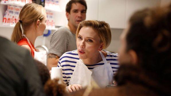 Scarlett Johansson serve pop-corn a Parigi
