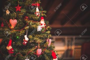 31504993-albero-di-natale-e-decorazioni-natalizie
