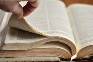 Vangelo del giorno e commento: la Bibbia è compilata dall’uomo, può rappresentare Dio?