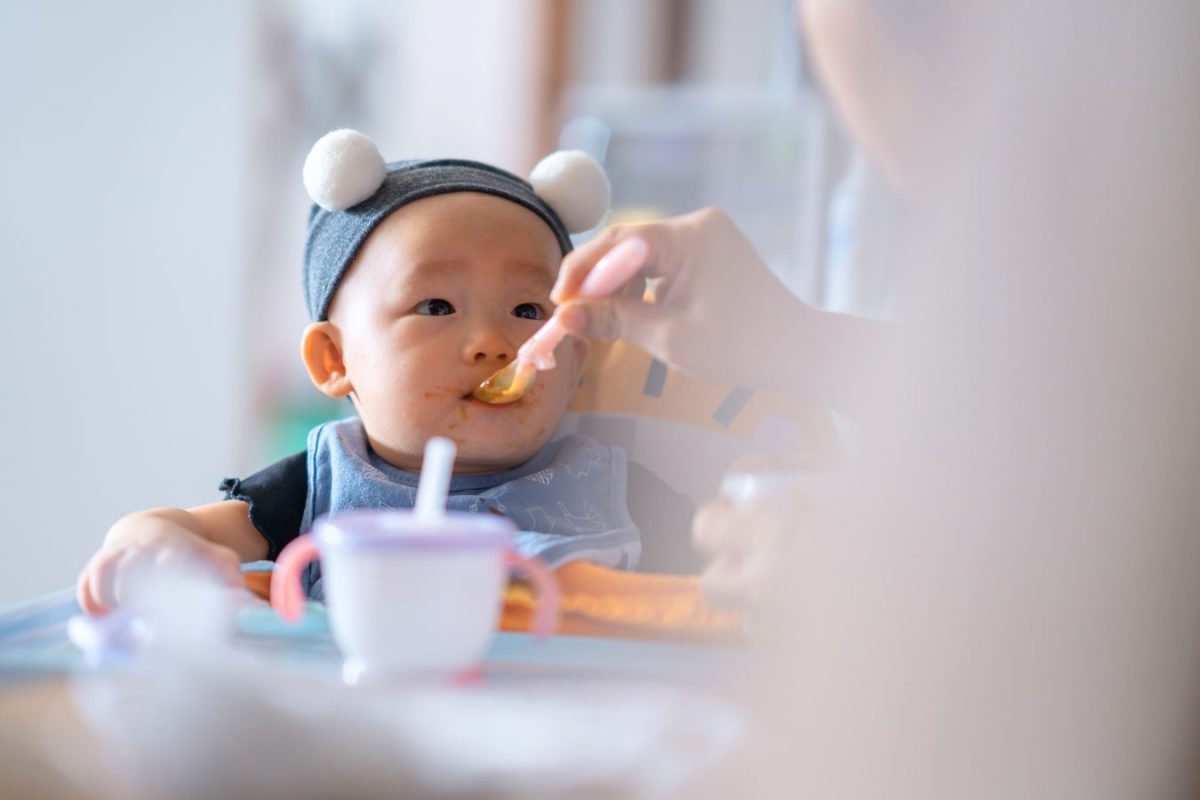 baby weaning and learning to eat solid food
