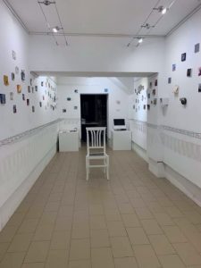 sala allestita_NUVOLE-100 artisti per ricordare_Galleria Visionialtre di Adolfina De Stefani_2021