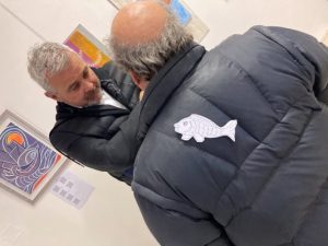 Gentile Polo vittima del pesce di aprile del collega Paolo Frizzera dialoga ignaro con il Consigliere regionale Lorenzo Ossanna_Personali flash_1-114042022