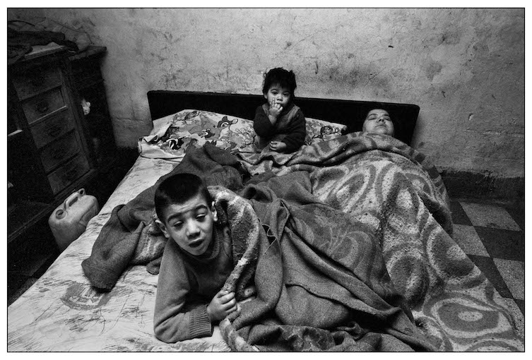 Palermo 1978. La donna ed i suoi bambini stanno sempre a letto. In casa non ci sono nË luce nË acqua.