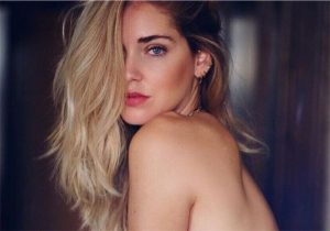 Chiara-Ferragni-in-topless-davanti-allo-specchio-la-foto-Instagram