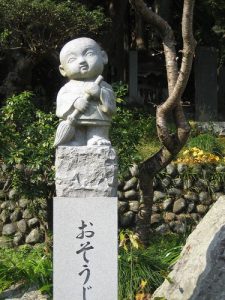 -Monaco che pulisce- statua al Mount Takao-san in Tokyo