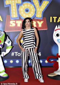 Caterina-Balivo-sceglie-un-look-a-righe-per-la-prima