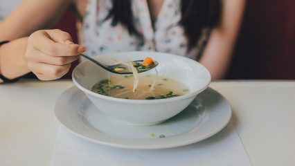 È necessario mangiare di meno quando sei malato e perché, ha detto il dottore.