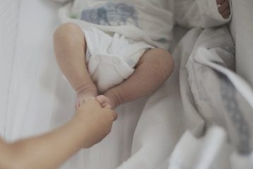 Come prendersi cura di un neonato, consigli e suggerimenti