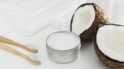 Come lavarsi i denti con l'olio di cocco Perché lavarsi i denti con l'olio di cocco