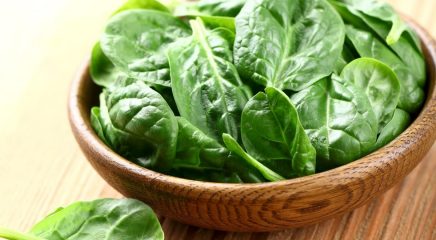 I benefici e i danni degli spinaci, come scegliere e cucinare correttamente