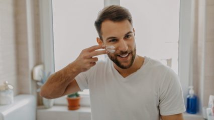 Come prendersi cura della pelle del viso per un uomo, consigli di un'estetista.