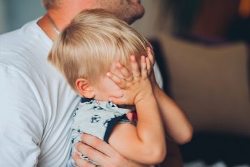 Il bambino si strofina gli occhi e piange, qual è il motivo