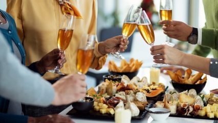 Cosa mangiare a una festa aziendale per non ingrassare, i consigli degli esperti su come mantenersi in forma fino alle feste.