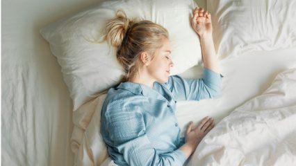 Posizioni del sonno, i danni e i benefici del dormire a pancia in giù, sulla schiena e su un fianco, come dormire per adulti e bambini.