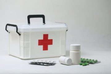 Kit di pronto soccorso in viaggio con un bambino, cosa portare, un elenco di medicinali in mare