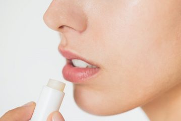 Labbra stagionate e screpolate, ragioni, quali vitamine mancano