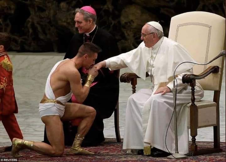 Papa Francesco condanna la massoneria !. Video quasi censurato.