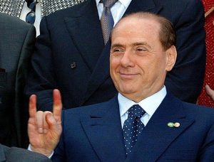 Berlusconi, fà le corna,i massoni, fanno questi segni,per farsi riconoscere,tra loro.