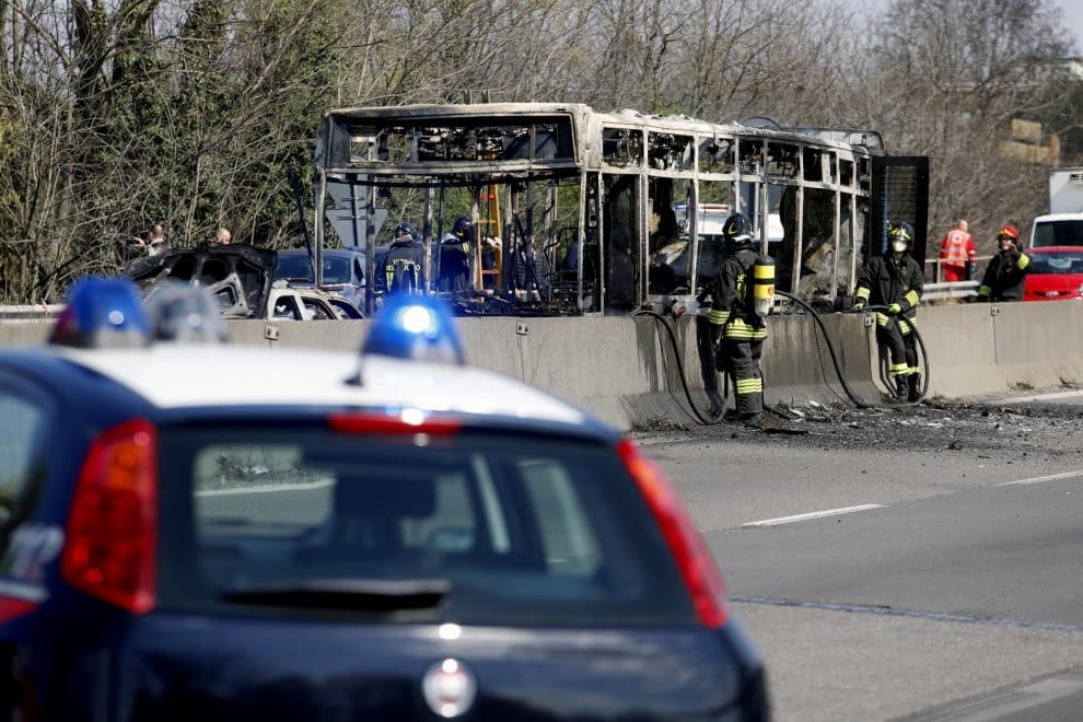 Bus incendiato e ragazzi in ostaggio. Salvini deve calmare, le acque !