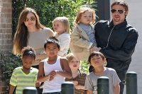 Angelina-Jolie-e-Brad-Pitt-Adottano-un-Bambino-Siriano