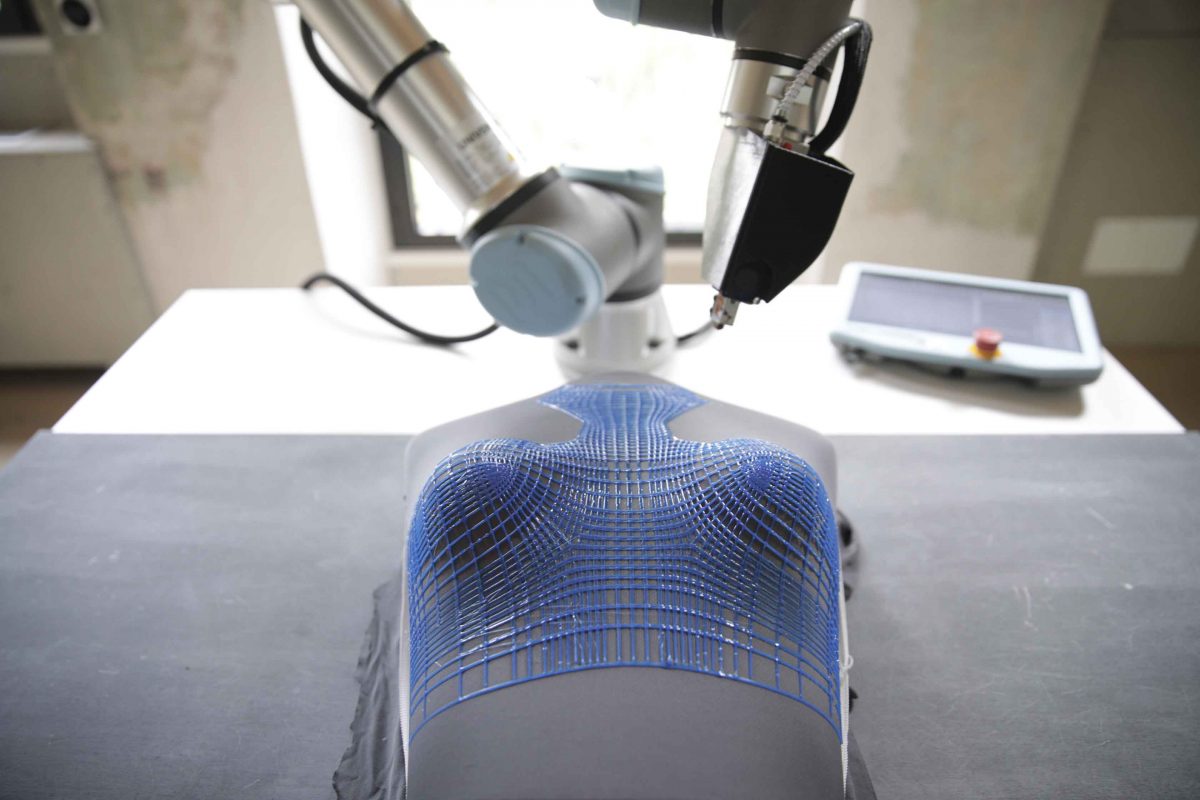 La cucitura diventa a ultrasuono, il ricamo digitale, un braccio robotico stampa in 3D. E la sostenibilità nei tessuti, arriva anche dai funghi