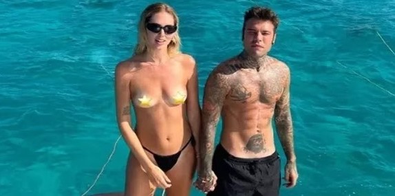 Chiara Ferragni e Fedez, il topless che sfida la censura di Instagram: tettine stelline, boom di like