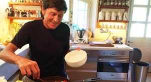Gianni Morandi fa le pulizie di casa i fan notano lo strano particolare