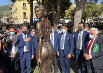 Polemiche per la statua della "Spigolatrice di Sapri" è sessista...