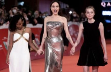Splendida Jolie a Roma con Zara e Shiloh la figlia 'gender variant'