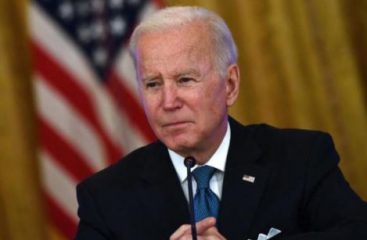 Biden non si accorge del microfono acceso e offende un giornalista che...