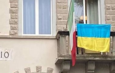 Forlì: badante ucraina riceve una chiamata in piazza, urla e sviene