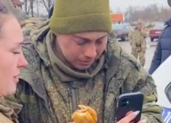 Immagini che valgono più di 1000 parole: un soldato russo si arrende e...