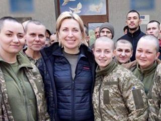 Soldatesse ucraine rasate a zero dai russi: "come facevano i fascisti...