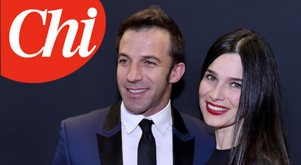 Italian former football player Alessandro Del Piero (R) and his wife Sonia Amoruso pose during the red carpet ceremony ahead of the 2014 FIFA Ballon d'Or award ceremony at the Kongresshaus in Zurich on January 12, 2015. AFP PHOTO / MICHAEL BUHOLZER (Photo credit should read MICHAEL BUHOLZER/AFP/Getty Images)