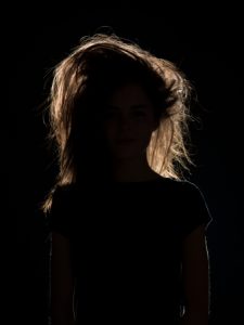 23926865-vista-frontal-de-la-mujer-con-el-pelo-revuelto-en-negro-sombra-n-fondo-negro