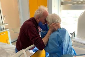 anziani-abbraccio