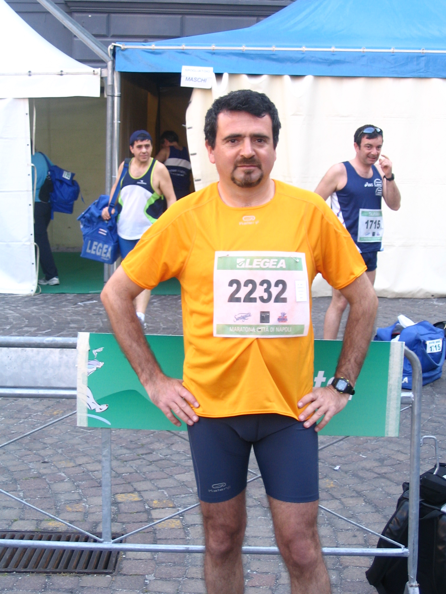 La mia prima gara la corsi il 22 aprile del 2007. Fu la Mezza Maratona di Napoli che si svolgeva in contemporanea alla IX edizione della Maratona di Napoli. Ricordo l'emozione che provai quando, giunto al villaggio maratona in Piazza del Plebiscito, appuntai sulla maglia il pettorale 2232 che avevo ritirato il giorno prima.