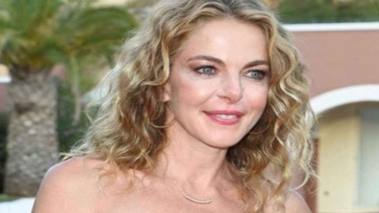 Claudia Gerini Incidente Sexy Fuori Di Seno Sotto Al Sole A Fegene