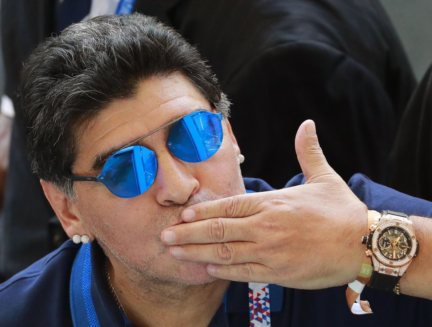 Maradona e la moda: Armani, Dolce e Gabbana e gli orologi -  FashionrunwaysFashionrunways