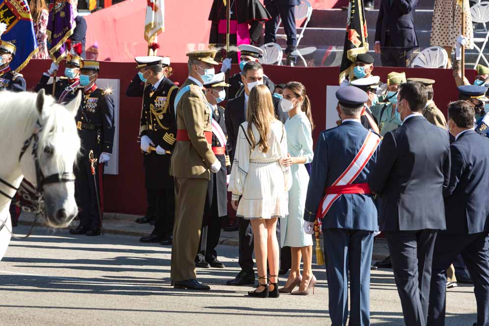 MADRID, SPAIN - OCTOBER 12: King Felipe of Spain, Queen Letizia of Spain, Princess Leonor and the president of the Spanish government Pedro Sánchez attend the National Day Military Parade on October 12, 2021 in Madrid, Spain. (Photo by David Benito/Getty Images)