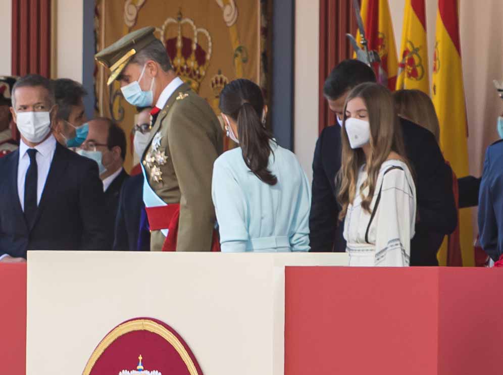 MADRID, SPAIN - OCTOBER 12: King Felipe of Spain, Queen Letizia of Spain, Princess Leonor and the president of the Spanish government Pedro Sánchez attend the National Day Military Parade on October 12, 2021 in Madrid, Spain. (Photo by David Benito/Getty Images)