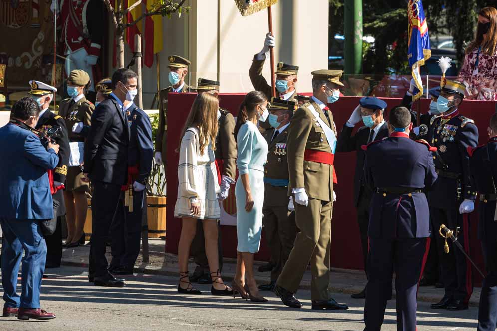 MADRID, SPAIN - OCTOBER 12: King Felipe of Spain, Queen Letizia of Spain, Princess Leonor and the president of the Spanish government Pedro Sánchez attend the National Day Military Parade on October 12, 2021 in Madrid, Spain. (Photo by David Benito/Getty Images)