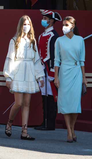 MADRID, SPAIN - OCTOBER 12: King Felipe of Spain, Queen Letizia of Spain, Princess Leonor and the president of the Spanish government Pedro Sánchez attend the National Day Military Parade on October 12, 2021 in Madrid, Spain. (Photo by David Benito/Getty Images)