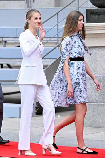 MADRID, SPAIN - OCTOBER 31: Crown Princess Leonor of Spain and Princess Sofia of Spain arrive for the ceremony of Crown Princess Leonor swearing allegiance to the Spanish constitution at the Spanish Parliament on the day of her 18th birthday on October 31, 2023 in Madrid, Spain. (Photo by Carlos Alvarez/Getty Images)